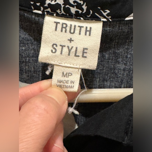 Truth + Style Printed Stretch Poplin Hi-Low Button Front Shirt Women's Black - Picture 3 of 3